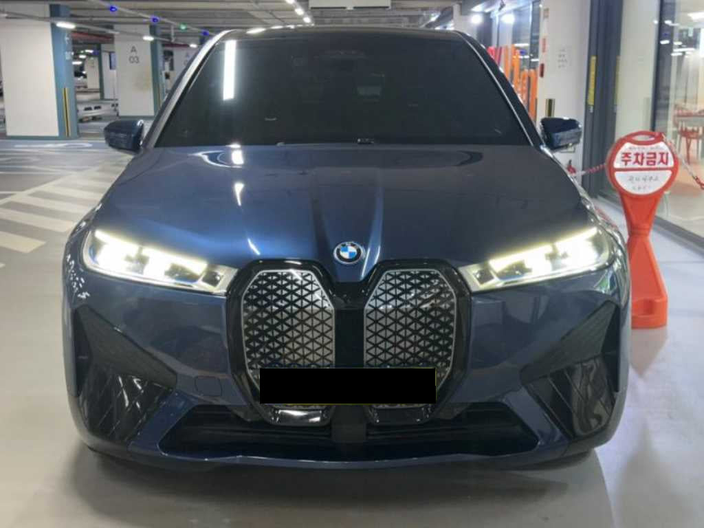 BMW iX — photo 01