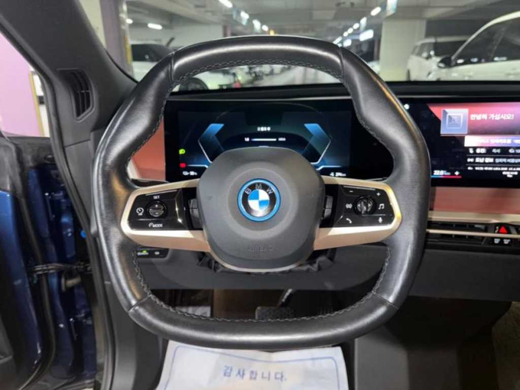 BMW iX — photo 08