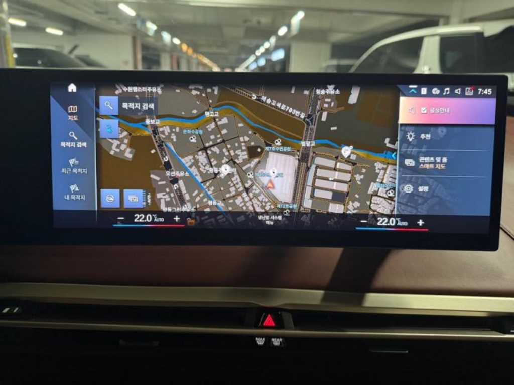 BMW iX — photo 10