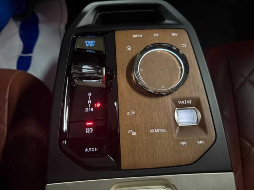BMW iX — photo 12