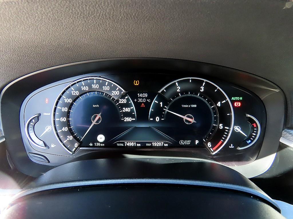 BMW 5-Series — photo 09