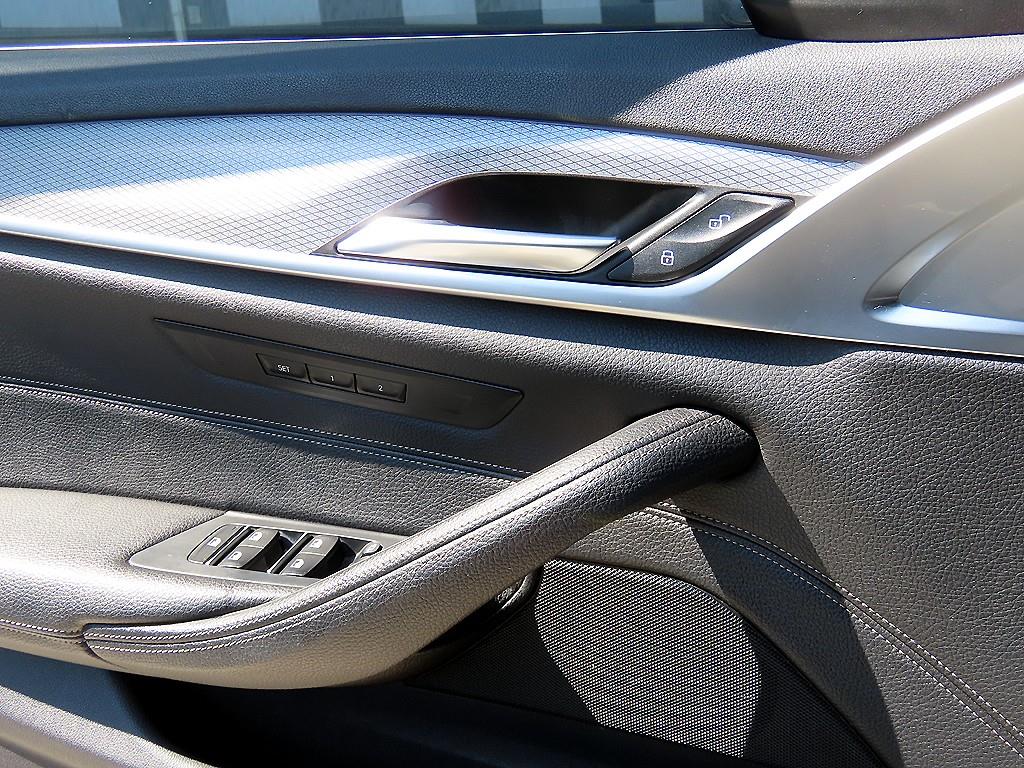 BMW 5-Series — photo 12
