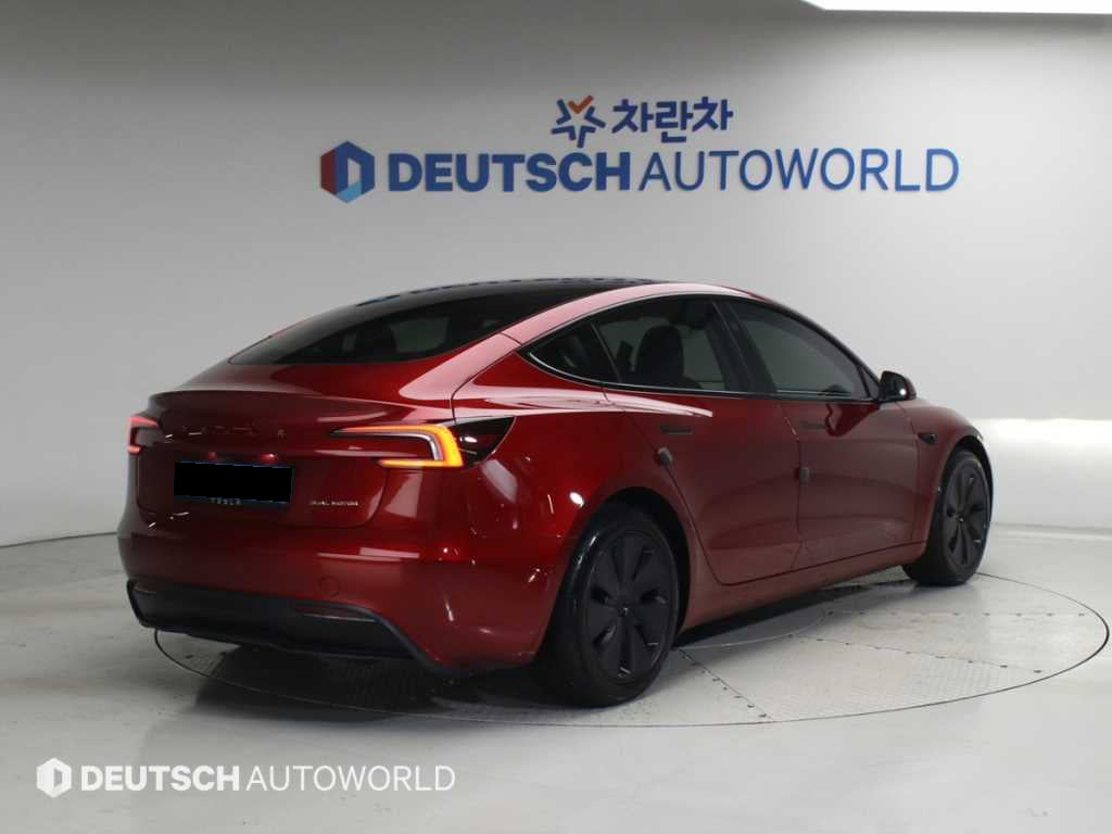 Tesla Model 3 — photo 02