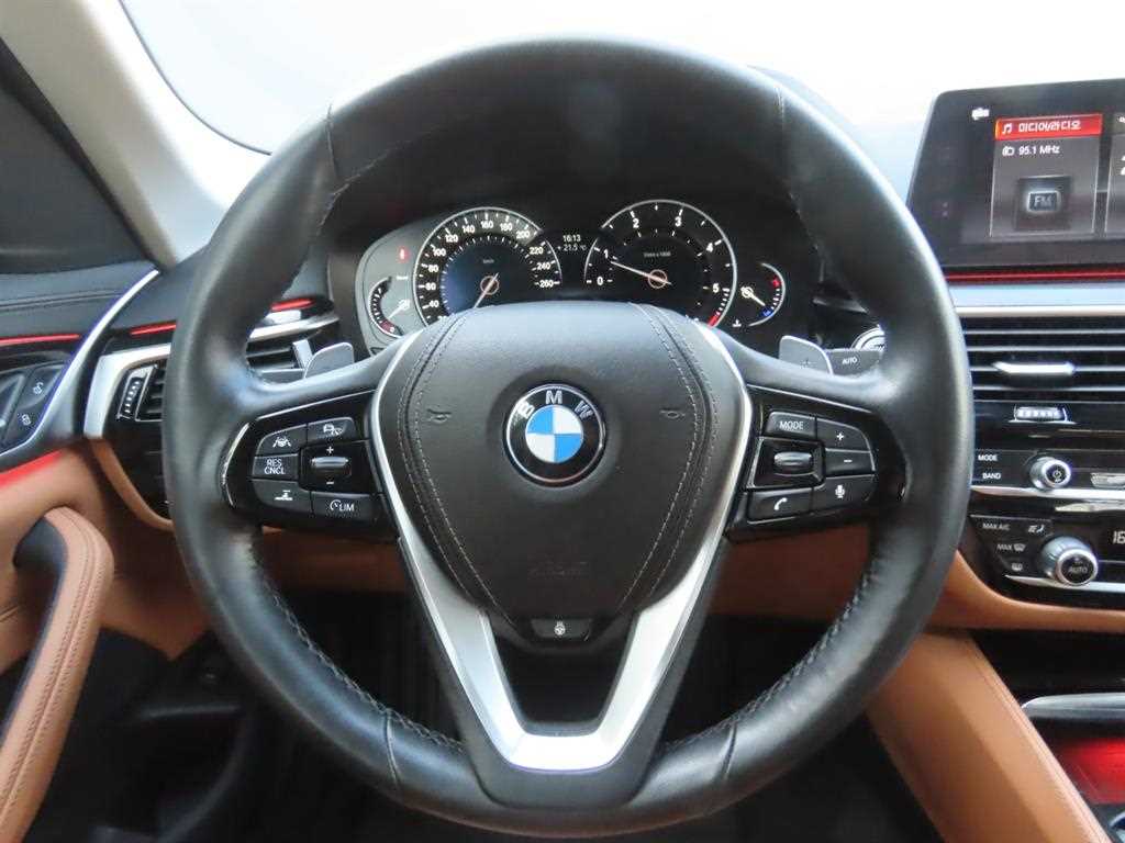 BMW 5-Series — photo 11