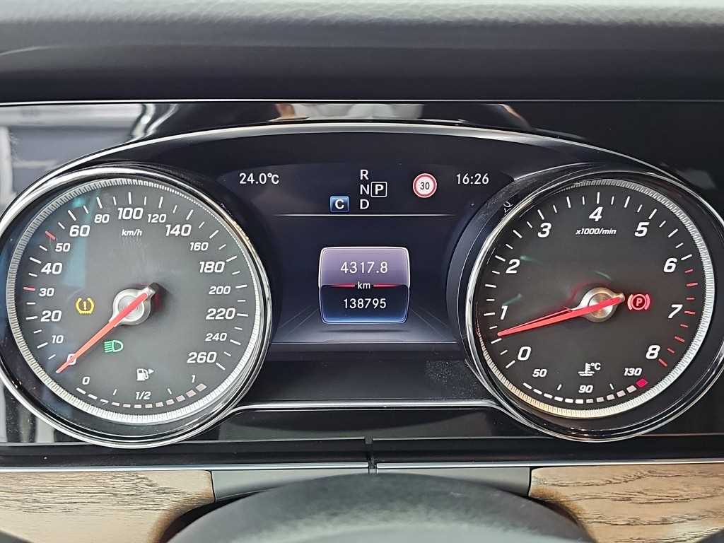 Mercedes-Benz E-Class — photo 06