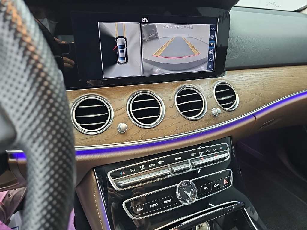 Mercedes-Benz E-Class — photo 10