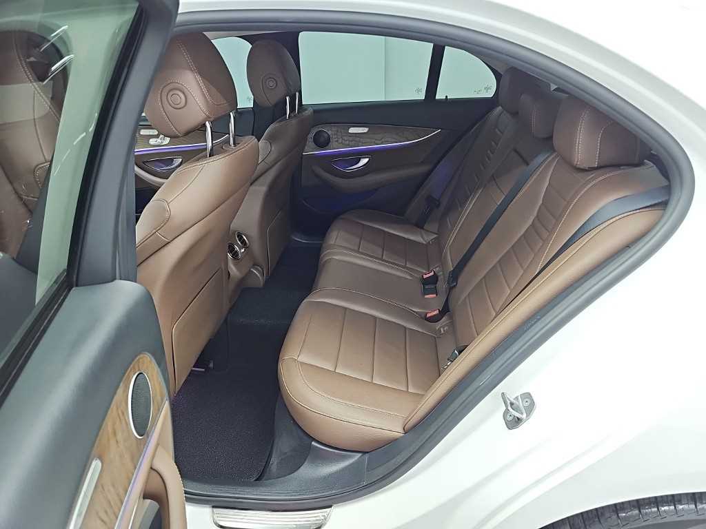 Mercedes-Benz E-Class — photo 12