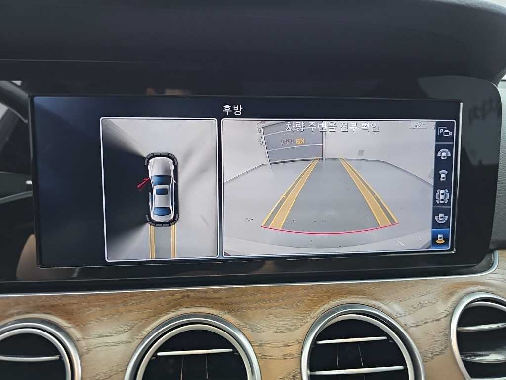 Mercedes-Benz E-Class — photo 16