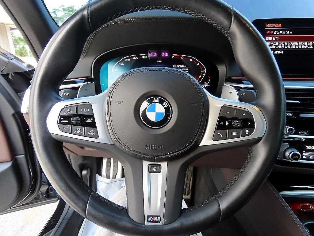 BMW 5-Series — photo 08