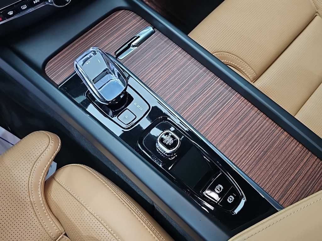 Volvo XC60 — photo 08