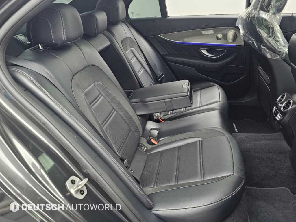 Mercedes-Benz E-Class — photo 12