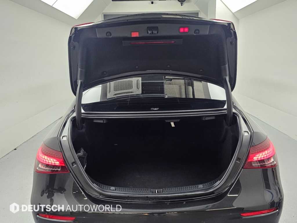 Mercedes-Benz E-Class — photo 19