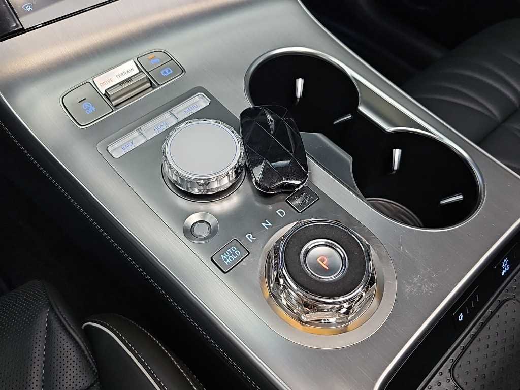 Genesis GV70 — photo 08