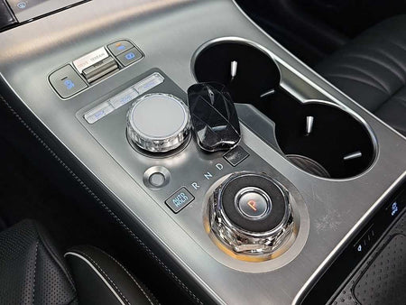 Genesis GV70 — photo 08