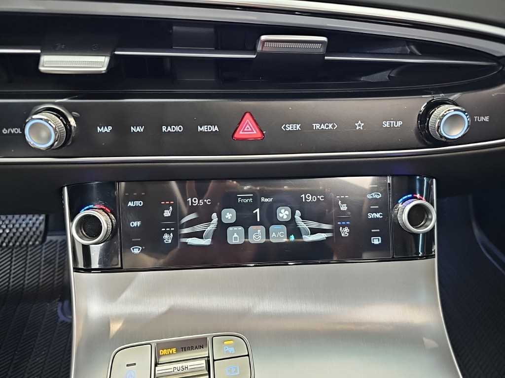 Genesis GV70 — photo 10