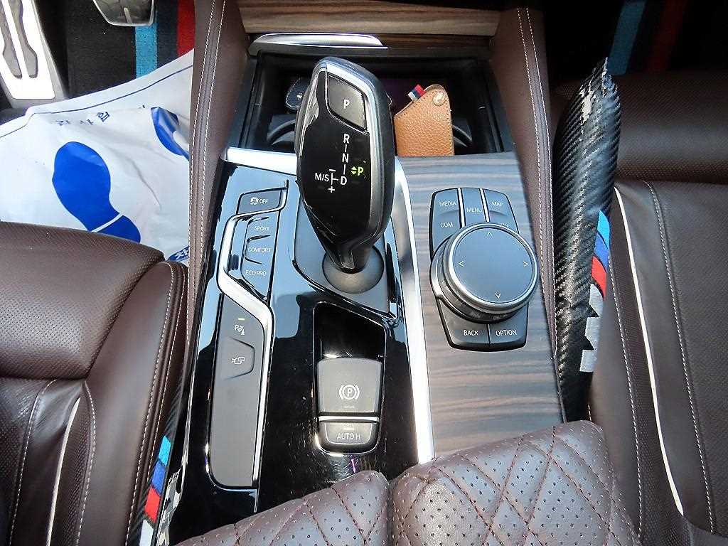BMW 5-Series — photo 11