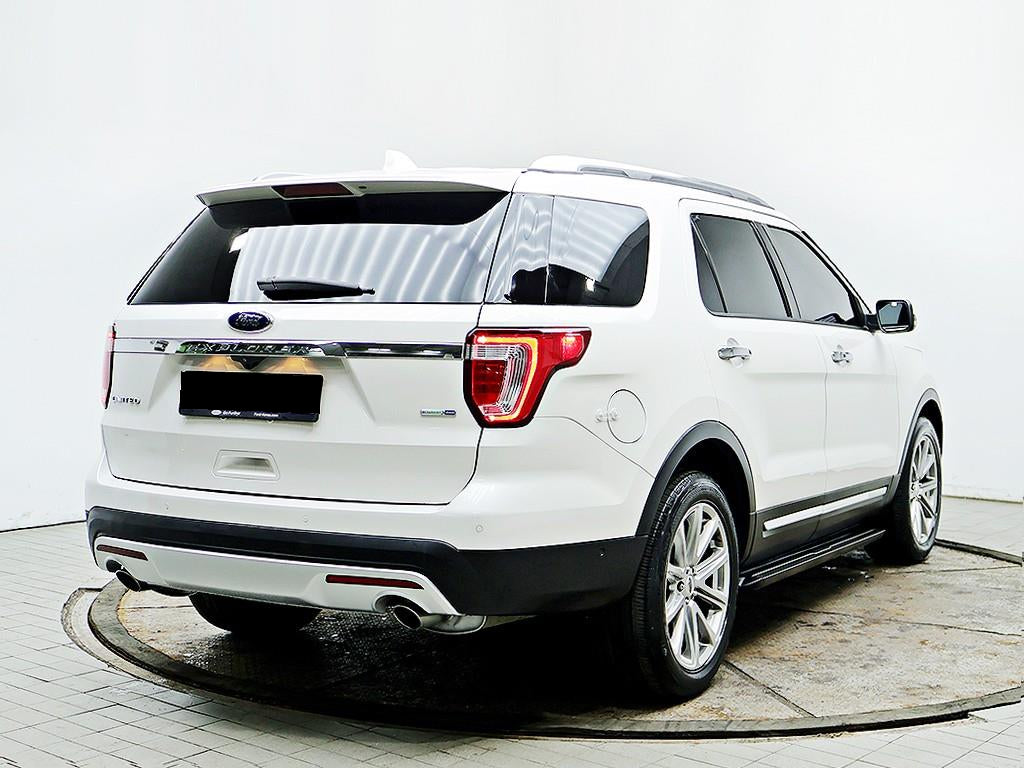 Ford Explorer — photo 04
