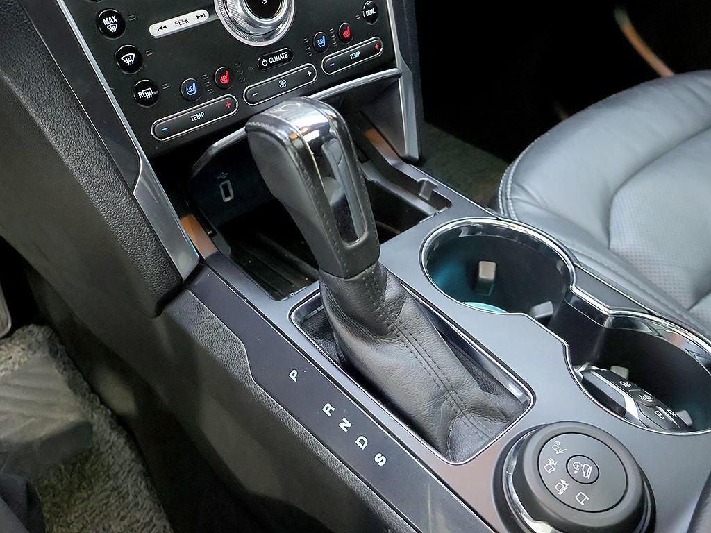 Ford Explorer — photo 10