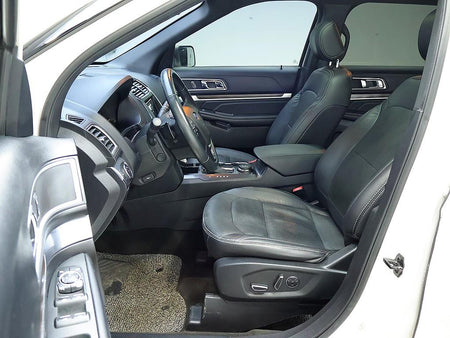 Ford Explorer — photo 11