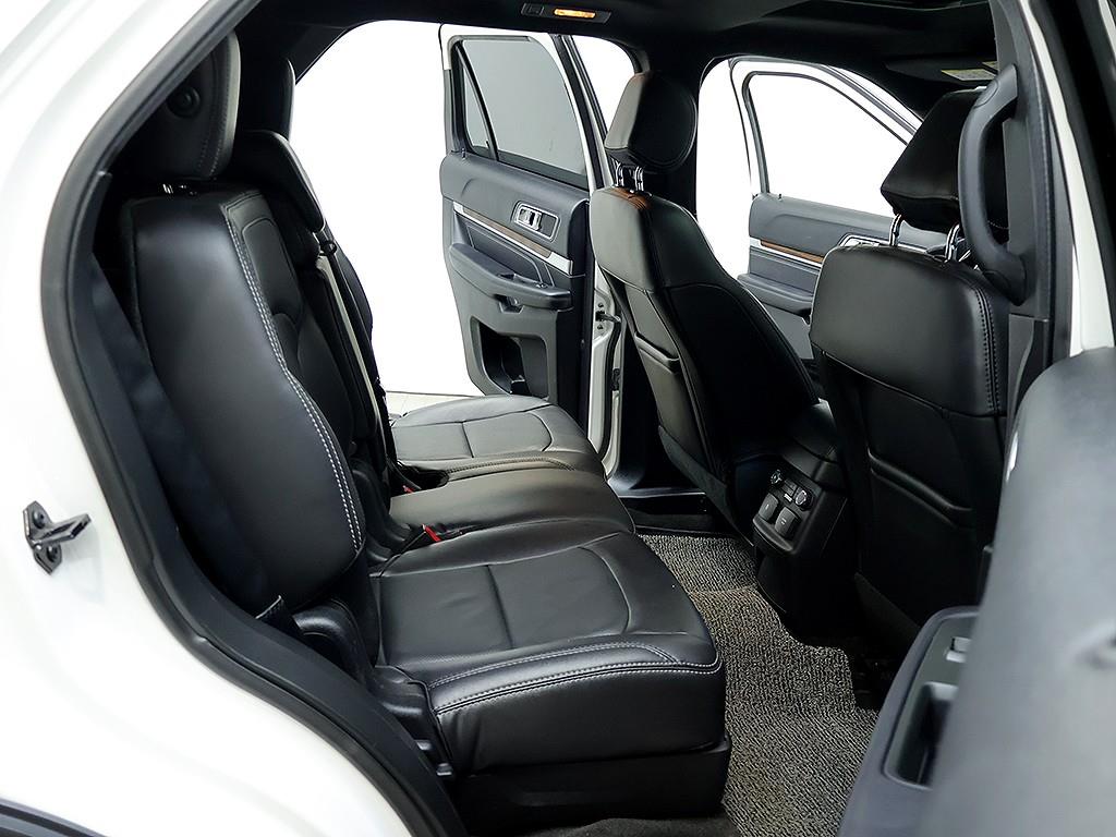 Ford Explorer — photo 12