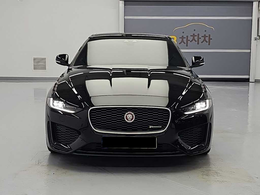 Jaguar XE — photo 02