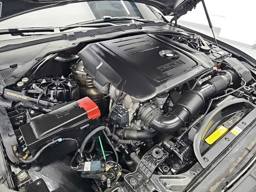 Jaguar XE — photo 05