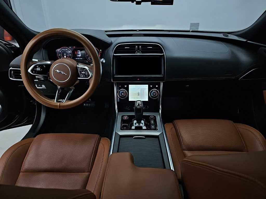Jaguar XE — photo 07
