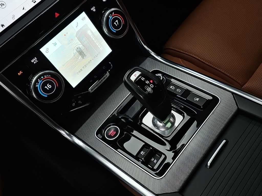 Jaguar XE — photo 08