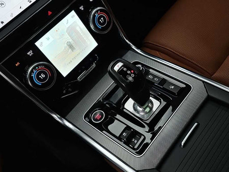 Jaguar XE — photo 08
