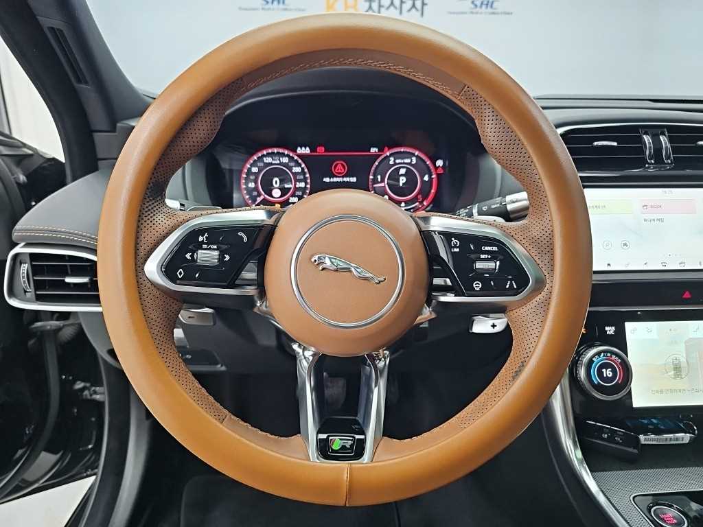 Jaguar XE — photo 09