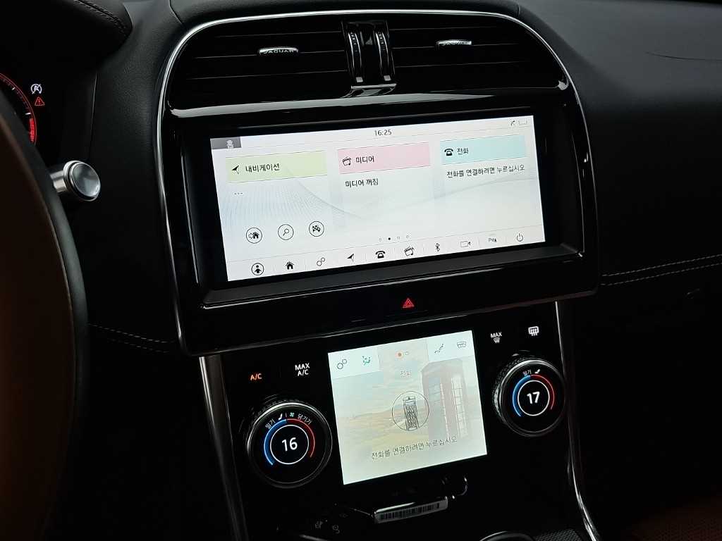 Jaguar XE — photo 10