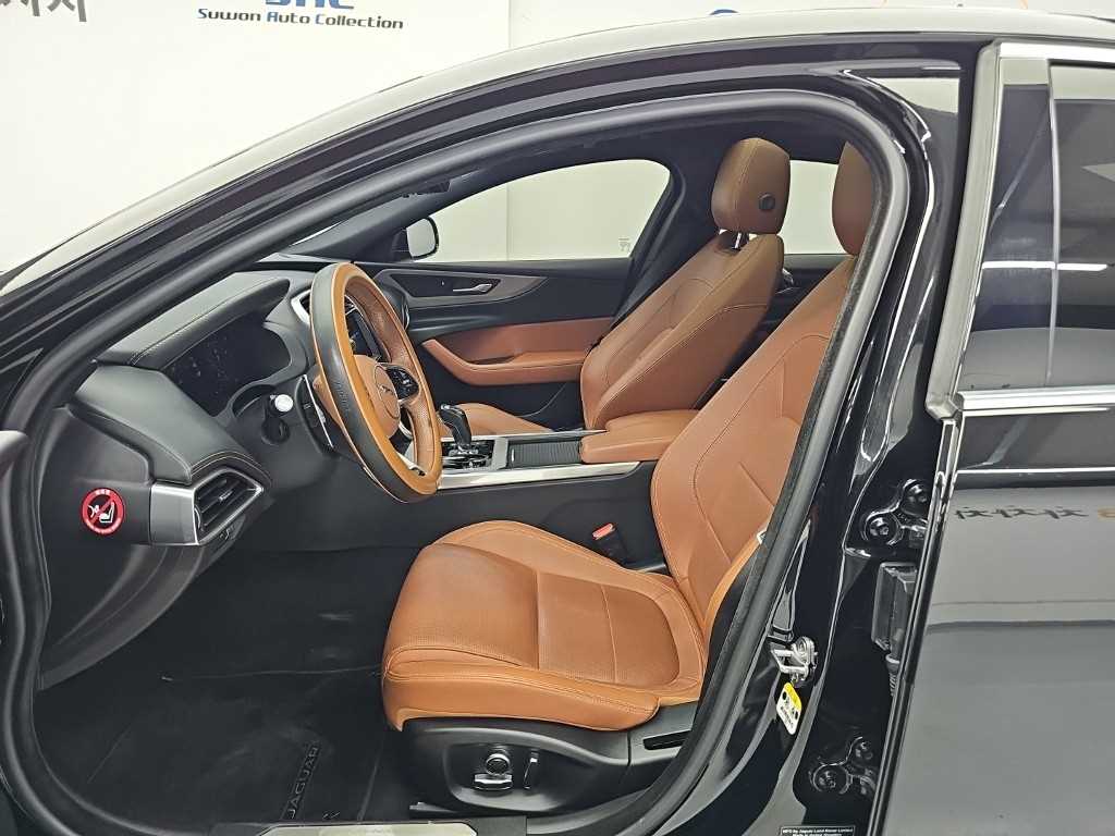 Jaguar XE — photo 11