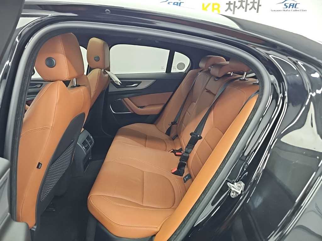 Jaguar XE — photo 12