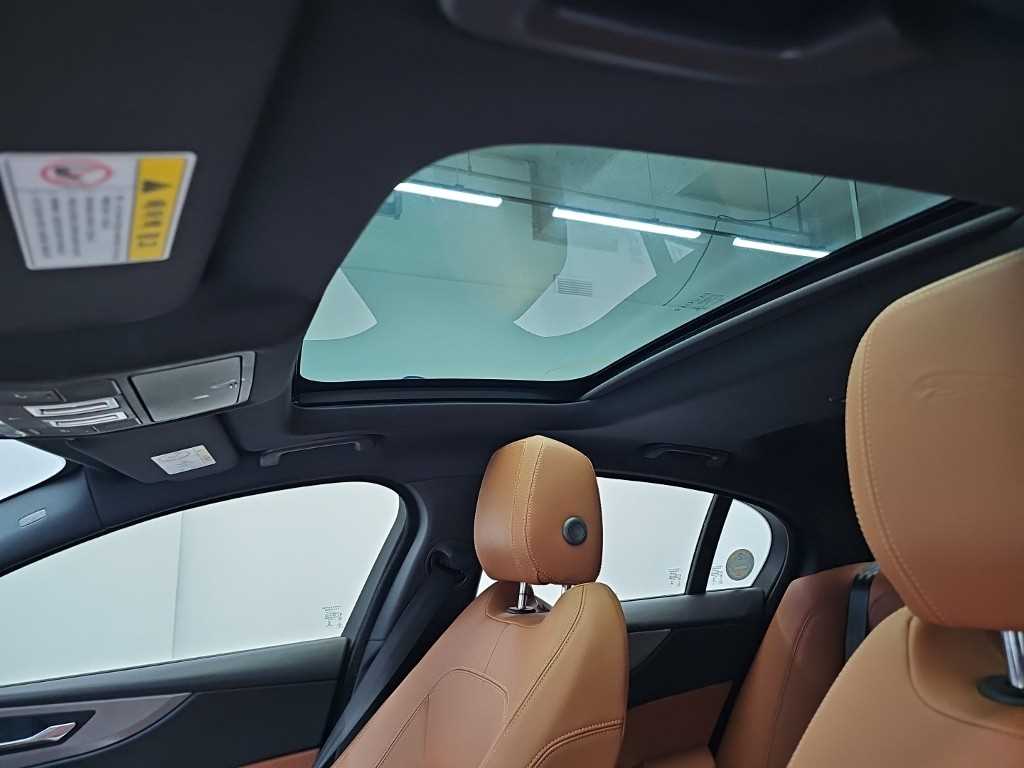 Jaguar XE — photo 14