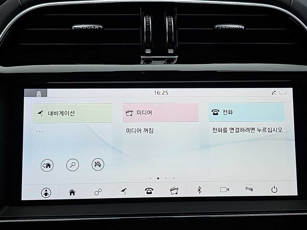 Jaguar XE — photo 15
