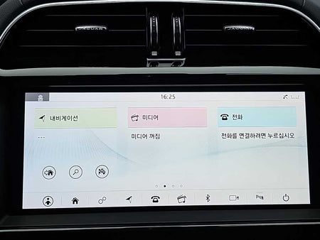 Jaguar XE — photo 15