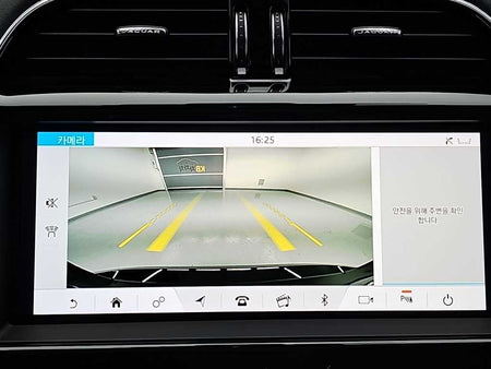 Jaguar XE — photo 16