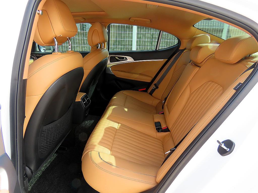 Genesis G70 — photo 06