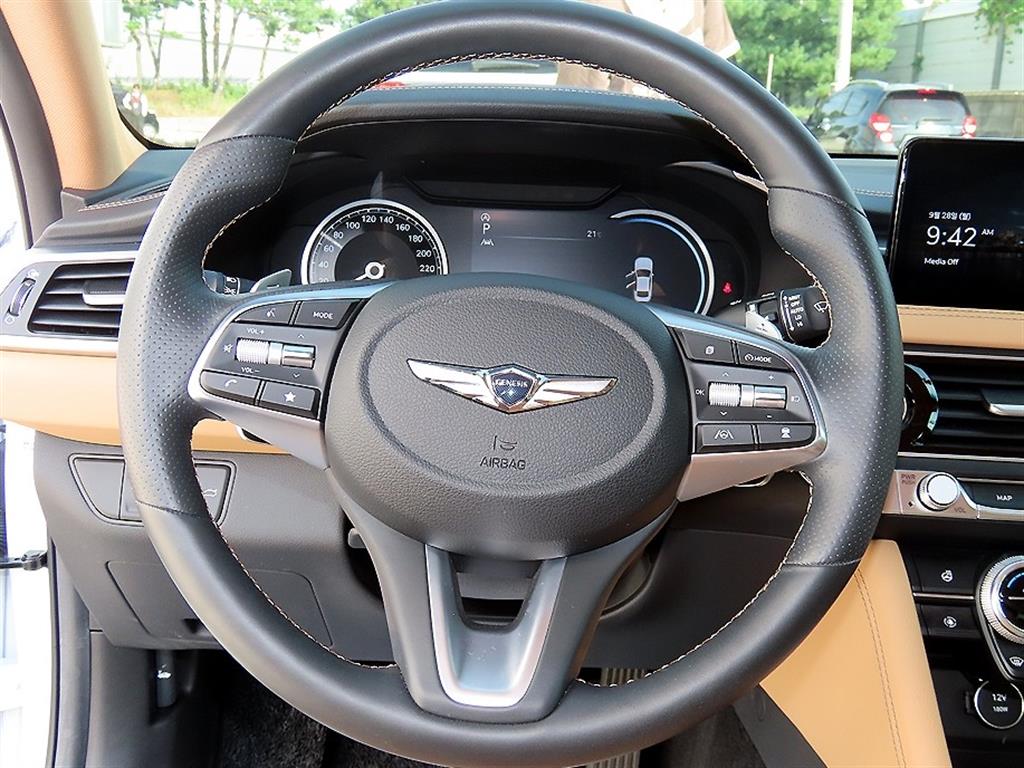 Genesis G70 — photo 08