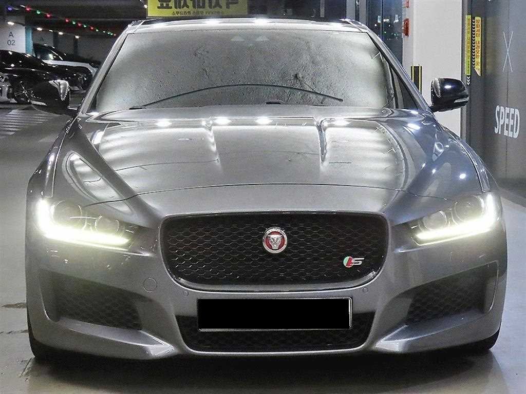 Jaguar XE — photo 02