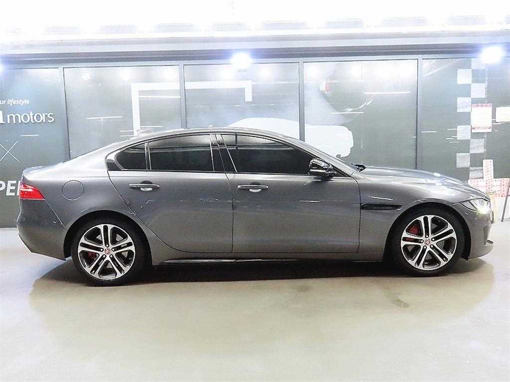 Jaguar XE — photo 03