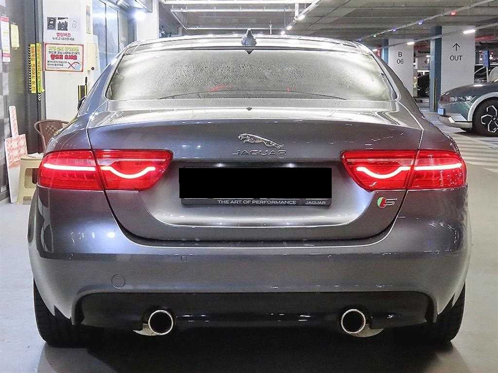 Jaguar XE — photo 05