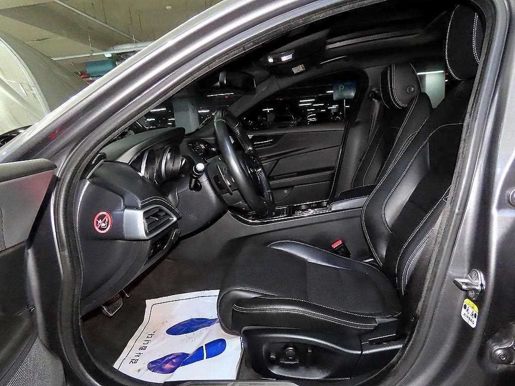 Jaguar XE — photo 06