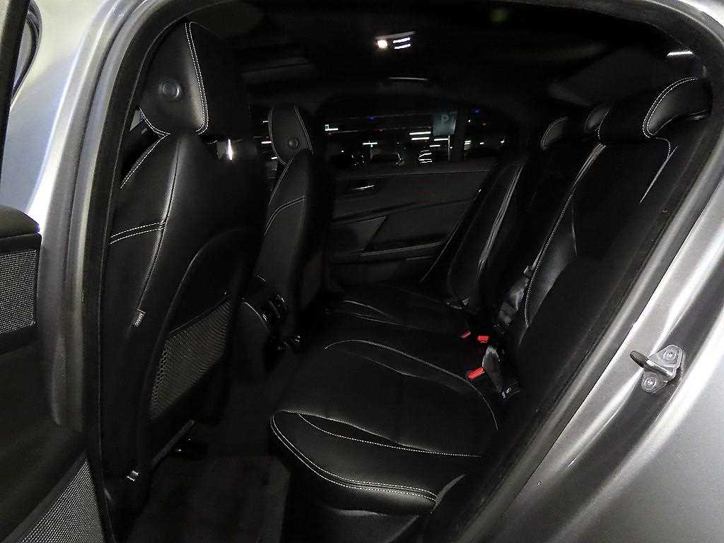 Jaguar XE — photo 07