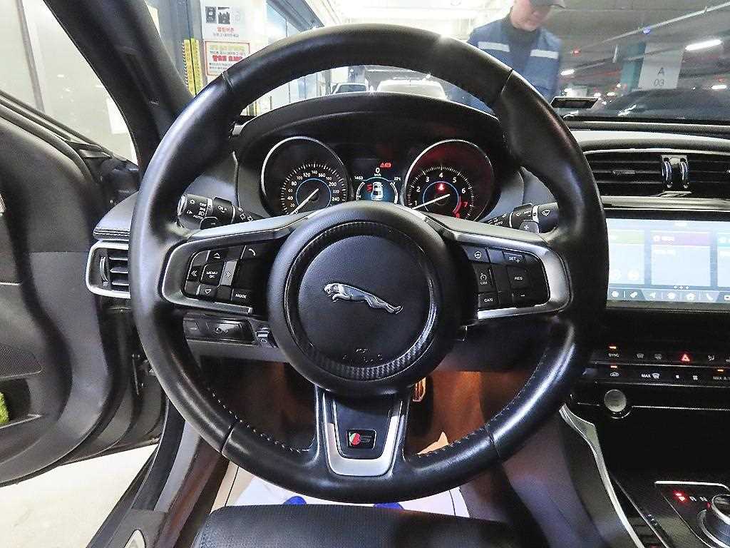 Jaguar XE — photo 08