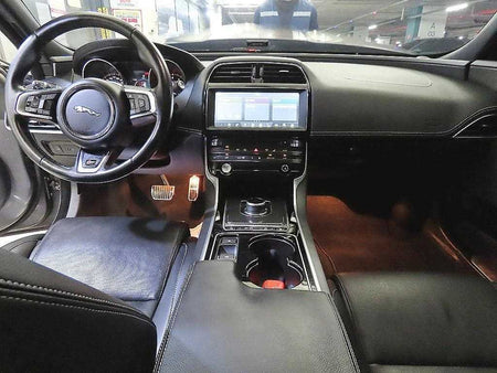 Jaguar XE — photo 10