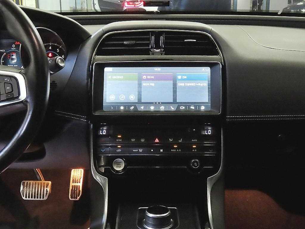 Jaguar XE — photo 11