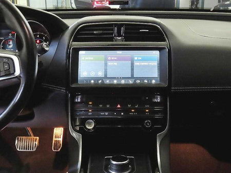 Jaguar XE — photo 11