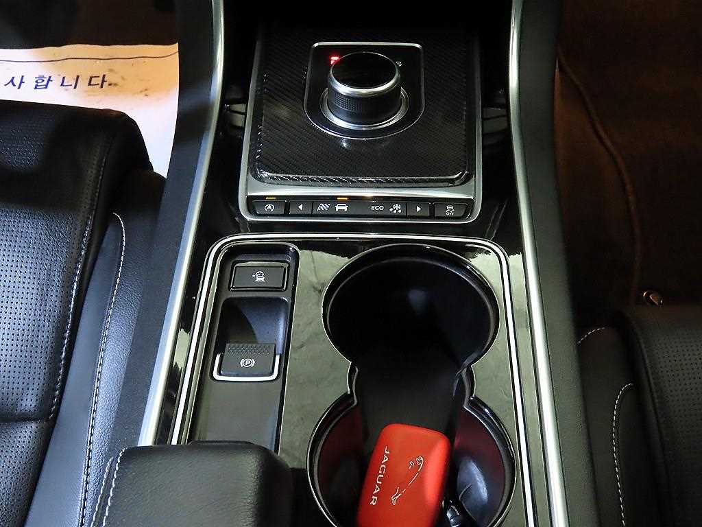 Jaguar XE — photo 12
