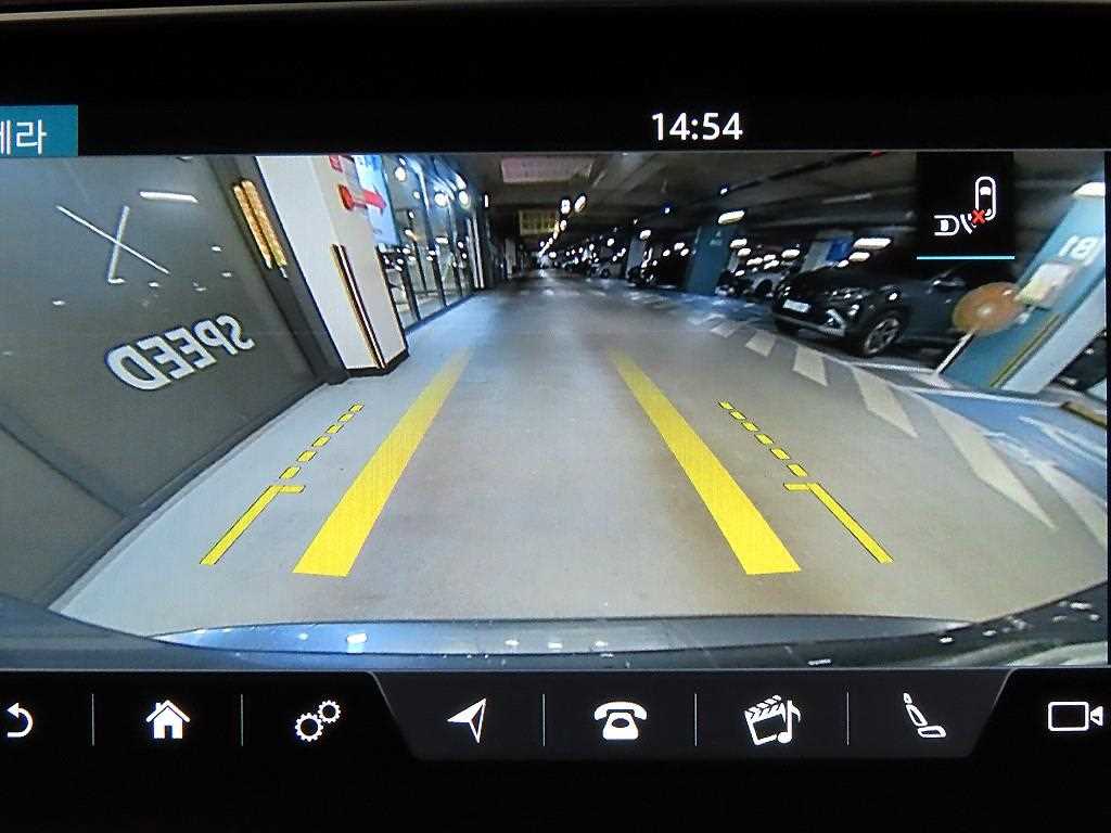 Jaguar XE — photo 14